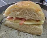 Foto del paso 3 de la receta: Sándwich🥪de salchichón de cerdo🥓y queso🧀en pan🍞casero de ajo🍖y finas hierbas🥐🌿🧄