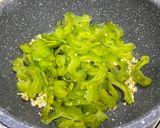 รูปขั้นตอนการทำที่ 3 ของ มะระผัดไข่