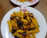 Hình bước làm 4 của món Khoai tây xào nấm khô