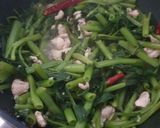 รูปขั้นตอนการทำที่ 1 ของ ผักบุ้งผัดพริกแห้งไก่