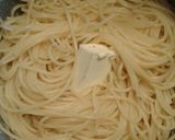 Foto del passaggio 3 della ricetta Spaghetti capperi ed acciughe