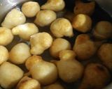 A picture of step 3 of Urad Dal ki curd pakodi chat.