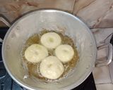 Foto langkah ke 5 dari resep Donat Maizena.