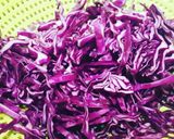 Foto del passaggio 1 della ricetta Insalata di crauto rosso, mela verde e pinoli tostati