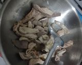รูปขั้นตอนการทำที่ 1 ของ กระเพาะหมูผัดผักกาดดองเห็ดเข็มทอง