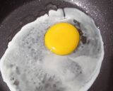 Foto langkah ke 3 dari resep Nasi Ceplok Telur dengan Scallion Oil.