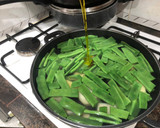 Foto del paso 4 de la receta: Judías verdes con patatas y cordero con ajos y vino