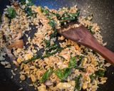 Foto langkah ke 3 dari resep Nasi Goreng Daun Pakis.