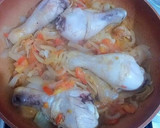 Foto del paso 5 de la receta: Muslos de pollo en salsa ligera cebollas y toque de especias
