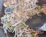 Foto langkah ke 3 dari resep Mi sagu goreng.