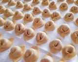 Foto del passaggio 6 della ricetta Cappelletti in brodo di cappone