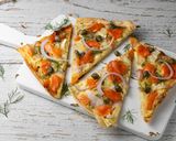 Hình bước làm 5 của món Pizza Mỏng Giòn nhân Cá Hồi Xông Khói - Smoked Salmon Flatbread Pizza