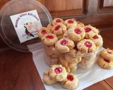 Foto langkah ke 6 dari resep Thumbprint Selai Strawberry.