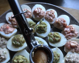 Foto del paso 18 de la receta: Huevos rellenos de tres sabores