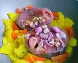 Hình bước làm 3 của món Cá ngừ kho thơm cà