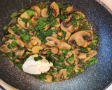 Foto del paso 6 de la receta Pollo en salsa cremosa de champiñones y espinacas