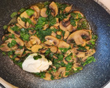 Foto del paso 6 de la receta: Pollo en salsa cremosa de champiñones y espinacas