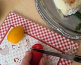Foto del paso 3 de la receta: Arbolito pinito navideño de queso brie con miel y las cositas ricas que tengas🎄