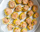 Foto langkah ke 4 dari resep Dimsum Udang Ayam Wortel.