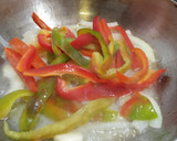 Foto del paso 2 de la receta: Pepperonatta (morrones en salsa) al estilo Peti