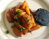 Foto del paso 4 de la receta: Papas veganas encebolladas con medallón sabor morcilla