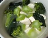 Foto langkah ke 3 dari resep Sup Tahu Brokoli Batang Brokoli Mommylicious.