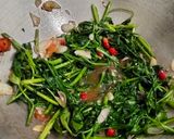 Foto langkah ke 5 dari resep Tumis kangkung saos tiram.