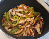 Foto del paso 3 de la receta: Salteado de pollo con portobello, zanahorias y pimiento