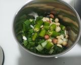 A picture of step 2 of Spring onion chutney.