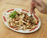 Foto langkah ke 6 dari resep Ayam Iris Rebus Chili Oil Devina Hermawan.