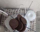 A picture of step 1 of Oreo milkshake.