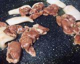 รูปขั้นตอนการทำที่ 1 ของ หมูหมึกผัดพริกหวาน