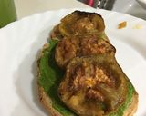 Foto del paso 5 de la receta: Tosta de tomates asados y huevos escalfados con pesto