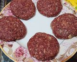 Foto langkah ke 2 dari resep Bisteak Daging Sapi Giling.