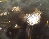 Foto del paso 14 de la receta: Arroz negro de alcachofas, habas y ajos tiernos