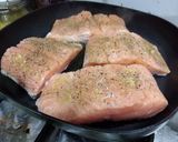 Foto del paso 4 de la receta: Salmón dorado en salsa de perejil