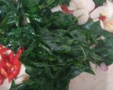 Foto langkah ke 6 dari resep Tumis Daun Pepaya Jepang dan Baso Ikan.
