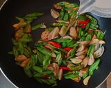 Foto langkah ke 3 dari resep Tumis Buncis Jamur.