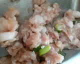 Hình bước làm 1 của món Hoành thánh chiên - món ăn sáng cho bé