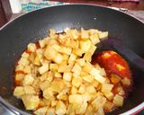 Foto langkah ke 4 dari resep Sambal Goreng Kentang Telur Kornet.