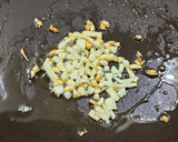 Foto del paso 3 de la receta: 🥘 Revuelto de remolacha, hojas de remolacha, huevo y muzzarella 🥘 Receta de aprovechamiento