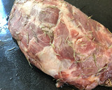 Foto del paso 1 de la receta: Bondiola de cerdo al horno con tomillo