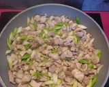 Foto del paso 5 de la receta: Hojaldre con pollo y huevo a la florentina