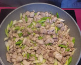 Foto del paso 5 de la receta: Hojaldre con pollo y huevo a la florentina