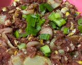 Foto langkah ke 4 dari resep Tumis kornet telur kentang sosis.