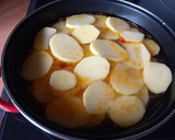 Foto del paso 2 de la receta: 244. Merluza con patatas al moscatel