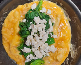 Foto del paso 4 de la receta: Tortilla de espinacas, piñones y rulo de cabra