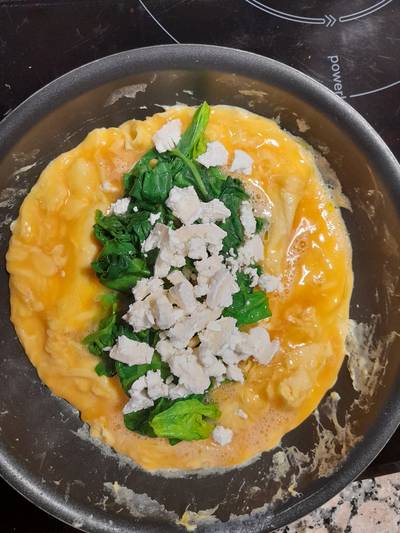 Tortilla de espinacas, piñones y rulo de cabra