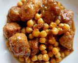Foto del paso 5 de la receta: Garbanzos y butifarras encebolladas en salsa de vino rancio