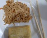 Cara Membuat Telur Isi Mie Goreng Sayur 3